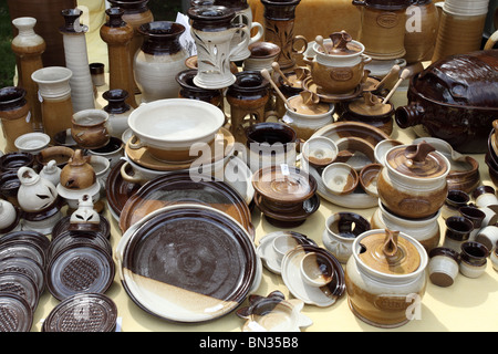 Collection de grès émaillés à la foire artisanale de poterie (Keramicke trhy) dans la région de Trnava, en Slovaquie. Banque D'Images