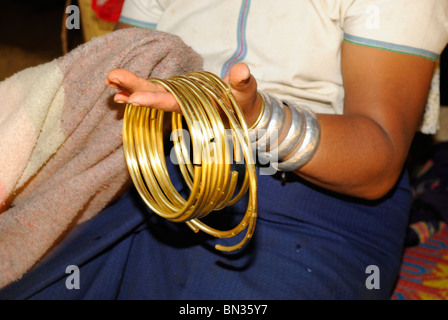 Anneaux d'or utilisés par les femmes Kayan, Mae Hong Son, dans le Nord de la Thaïlande, Asie Banque D'Images