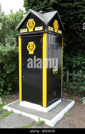 Vieux téléphone d'urgence AA fort No 573 à Garrowby près de Stamford Bridge, East Riding of Yorkshire, Angleterre, Royaume-Uni. Banque D'Images