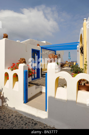 Chambre aux couleurs vives à Firostefani Santorini Grèce Banque D'Images