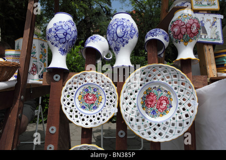 Odranska poterie "EVA" sur l'affichage à la foire artisanale de poterie à Pezinok, Slovaquie. Banque D'Images