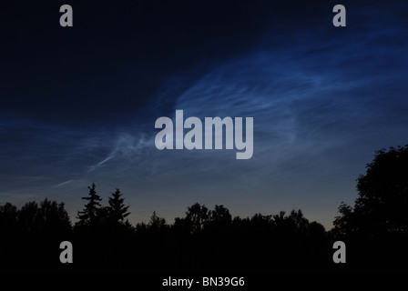 Nuages noctilucents nuit d'été à småland , Suède Banque D'Images