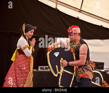 Malaysian danseurs sur scène à Glasgow Mela 2010, dans le parc de Kelvingrove, Banque D'Images