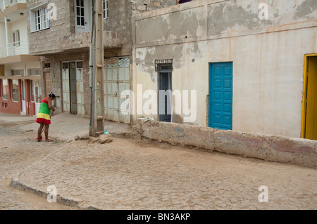 Îles du Cap Vert, Sao Vicente, Mindelo (aka Porto Grande). Scène de rue typique au centre-ville de Mindelo. Banque D'Images