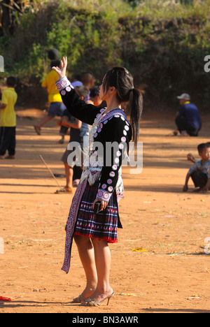 Adolescent Hmong jouant le jeu de l'amour à Ban Pha-nok-kok, village près de Chiang Mai, Thaïlande, Asie Banque D'Images