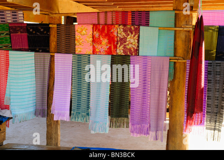 Affichage des étoles tissées dans une minorité ethnique Kayan (village), Mae Hong Son, dans le Nord de la Thaïlande, Asie Banque D'Images