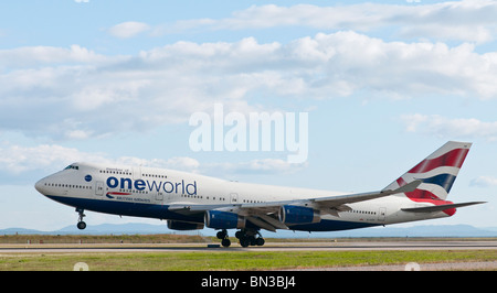 Un Boeing 747-436 de British Airways passenger jet atterrit à l'Aéroport International de Vancouver (YVR). Banque D'Images