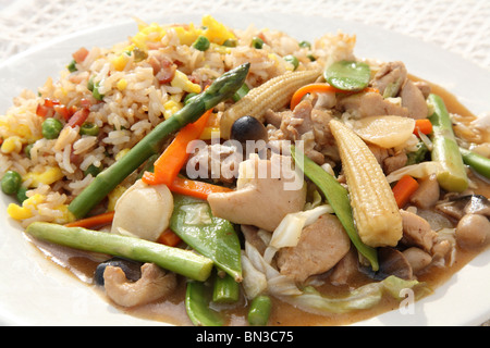 Plat de poulet chinois coloré et de légumes sautés avec riz Banque D'Images