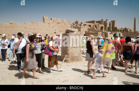 Les touristes à pied autour de la statue en pierre du scarabée pour la bonne chance, temple de Karnak, Louxor Égypte Banque D'Images