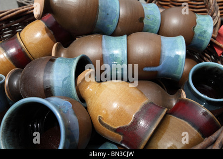 En grès, à la foire artisanale de poterie (Keramicke trhy) dans la région de Trnava, en Slovaquie. Banque D'Images