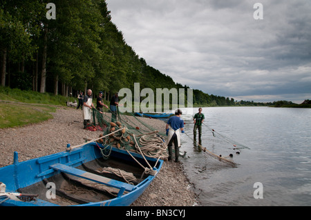 Les pêcheurs de saumons sur la rivière Tweed Banque D'Images