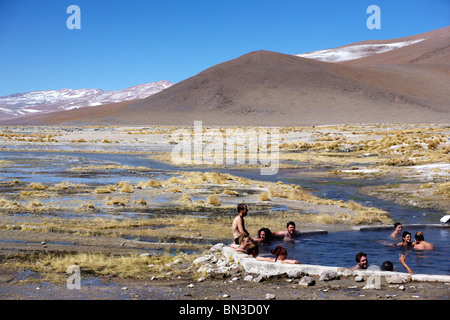 L'Aguas termales sources chaudes dans le sud de l'altiplano désert près de Laguna Verde en Bolivie Banque D'Images