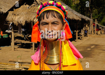 Minorité ethnique Kayan (femme) Aussi appelé baidjan portant des anneaux d'or autour de son cou, Mae Hong Son, dans le Nord de la Thaïlande, Asie Banque D'Images