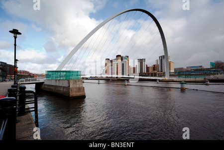 Gateshead Millennium Bridge enjambant la rivière Tyne et Gateshead entre Newcastle upon Tyne England UK Banque D'Images