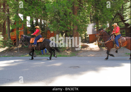 Pony Express Rider en passant par la ville de Strawberry Californie en comté d'El Dorado. Banque D'Images