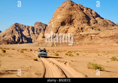 Jeep dans le Wadi Rum, Jordanie, Asie Banque D'Images