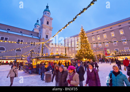 Marché de Noël et la cathédrale de Salzbourg, Salzbourg, Autriche Banque D'Images