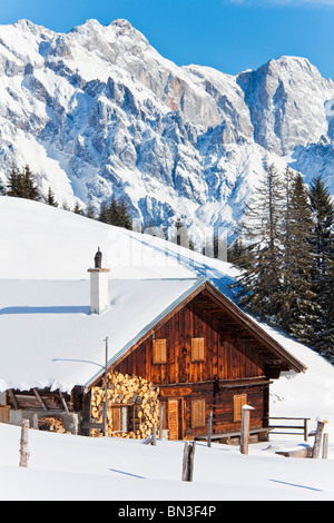 Chalet de montagne couverte de neige, les montagnes en arrière-plan, M'am Hochkˆnig hlbach, Autriche Banque D'Images