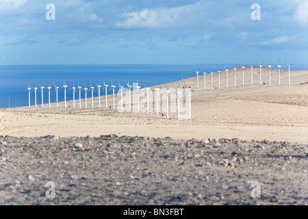 Les éoliennes à la côte ouest de Jandia, Costa Calma, Fuerteventura, Espagne, elevated view Banque D'Images