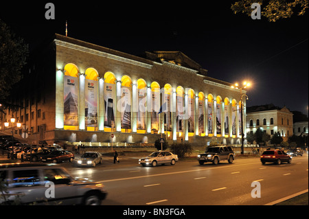 En face de l'allumé le Parlement de nuit, Tbilissi, Géorgie Banque D'Images