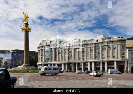 Vue d'un hôtel et le monument de Saint Georges sur Tavisupleba Square, Tbilissi, Géorgie Banque D'Images