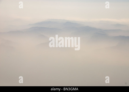 L'Afghanistan. Vue aérienne de montagnes enveloppées de cloud Banque D'Images