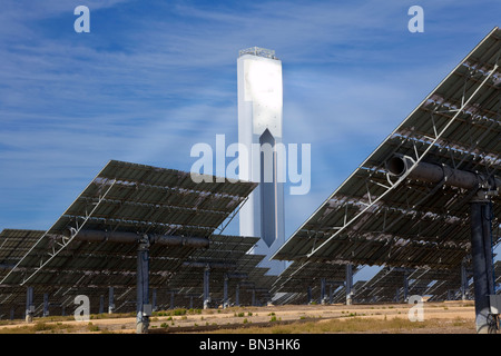 La tour solaire en Andalousie, Espagne, entouré de panneaux miroir exploitant les rayons de soleil pour l'alternative des énergies renouvelables l'énergie verte. Banque D'Images