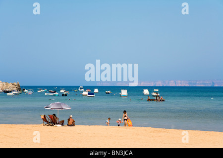 Les touristes sur la plage, Gnejna Bay, Malte Banque D'Images