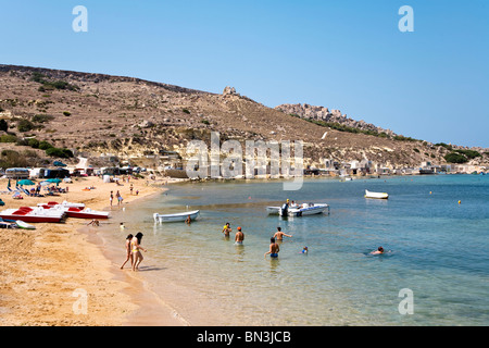 Les touristes sur une plage, Gnejna Bay, Malte, elevated view Banque D'Images