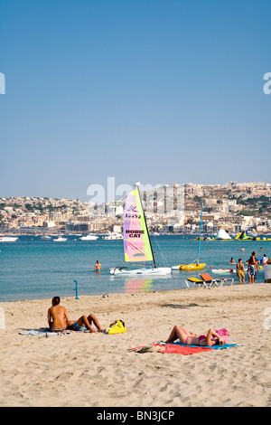 Les touristes sur la plage, la baie de Mellieha, Malte Banque D'Images