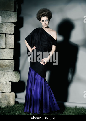 Licence disponible à MaximImages.com photo de haute couture d'une belle femme portant une robe longue élégante Banque D'Images