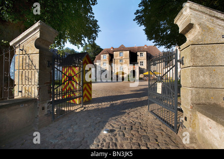 Château Mellenthin, ouvrir la porte à l'avant-plan, Usedom, Allemagne Banque D'Images