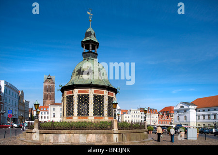 Memorial (Wasserkunst) sur la place du marché de Wismar, Allemagne Banque D'Images