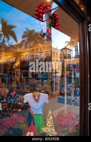 Vitrines reflétant les décorations de Noël sur 5th Avenue South, Naples, Florida, USA Banque D'Images