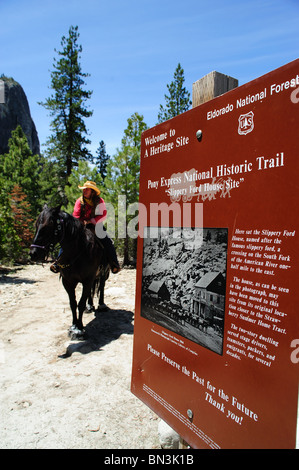 Pony Express Rider en passant par la ville de Strawberry Californie en comté d'El Dorado. Banque D'Images