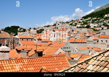 Les toits de tuiles rouges des bâtiments de la vieille ville protégée par les murs extérieurs et Minceta Fort, Dubrovnik Banque D'Images