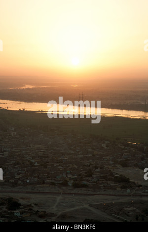 Lever du soleil sur le Nil à Louxor, Egypte, vu de l'air dans un ballon à air chaud Banque D'Images