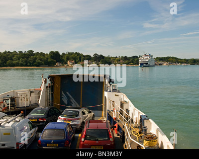 Wightlink ferry St Helen près de Fishbourne Île de Wight Hampshire England UK avec sainte Claire à l'arrière-plan Banque D'Images