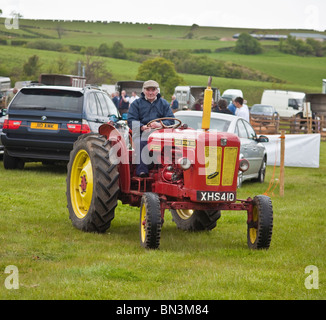 Armer la conduite d'un vintage le David Brown 990 Implematic à Dalry tracteur Farmer's Show, Ayrshire, Scotland, UK Banque D'Images