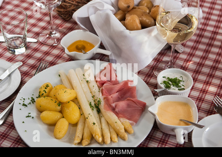 Asperges au jambon et pommes de terre Banque D'Images