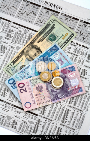 Polish Zloty and USA Dollar bill portant sur la page financière du journal Banque D'Images