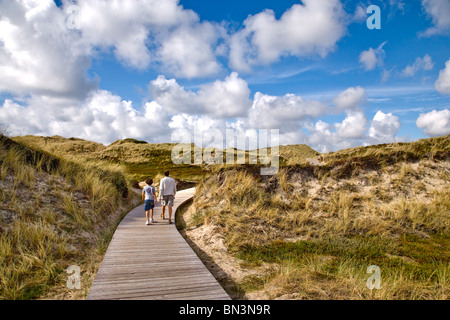 Man and boy randonnées sur une promenade dans les dunes, Kampen, Sylt, Allemagne Banque D'Images