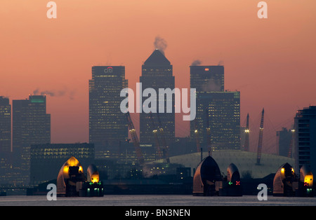 Canary Wharf et Thames Barrier, Londres, Royaume-Uni, Europe Banque D'Images