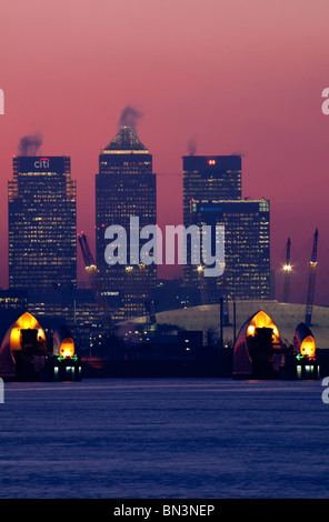 Canary Wharf et Thames Barrier, Londres, Royaume-Uni, Europe Banque D'Images