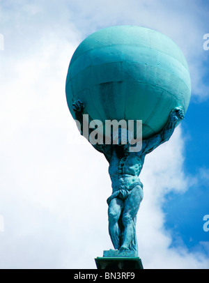 Low angle view of statue of man holding globe sur les épaules Banque D'Images