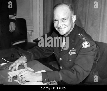 Le général Dwight D. Eisenhower en janvier 1944 après avoir été nommé commandant suprême des forces alliées de l'Allied Expeditionary Force Banque D'Images