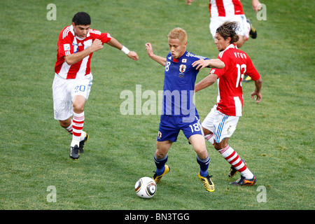 KEISUKE HONDA ENRIQUE VERA & N PARAGUAY V JAPON LOFTUS VERSFELD Tshwane/Pretoria AFRIQUE DU SUD 29 Juin 2010 Banque D'Images