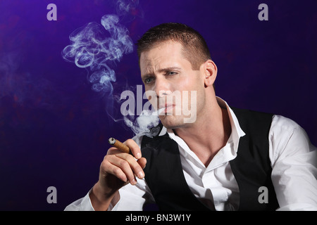 Homme fumant un cigare Banque D'Images