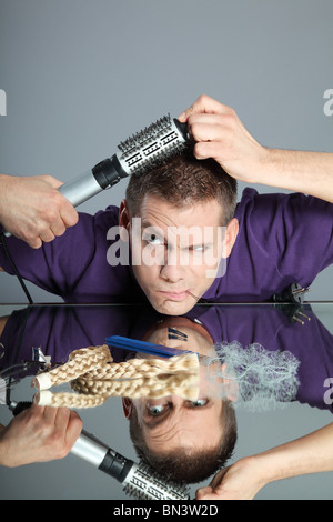 Jeune homme habiller ses cheveux Banque D'Images