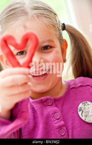 Little girl holding a self-made-coeur, portrait Banque D'Images